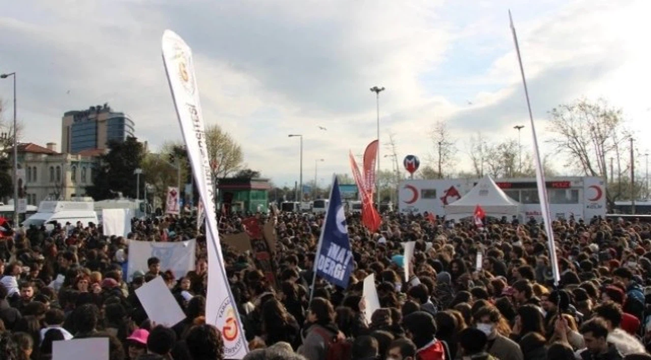 İstanbul'da "diplomasız Erdoğan" sloganı atan 5 genç gözaltına alındı