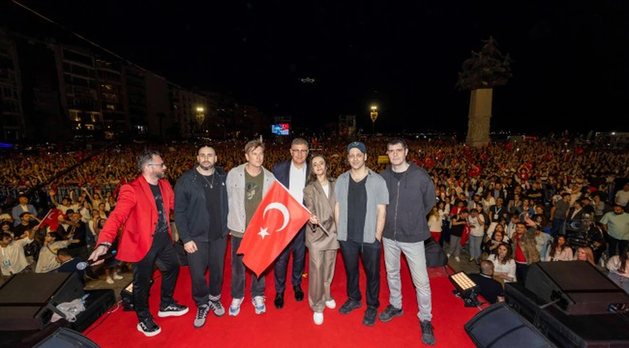 Başkan Tugay Duman konserine katıldı “Gençlerin daha iyi bir ülkeye kavuşması için çalışacağı