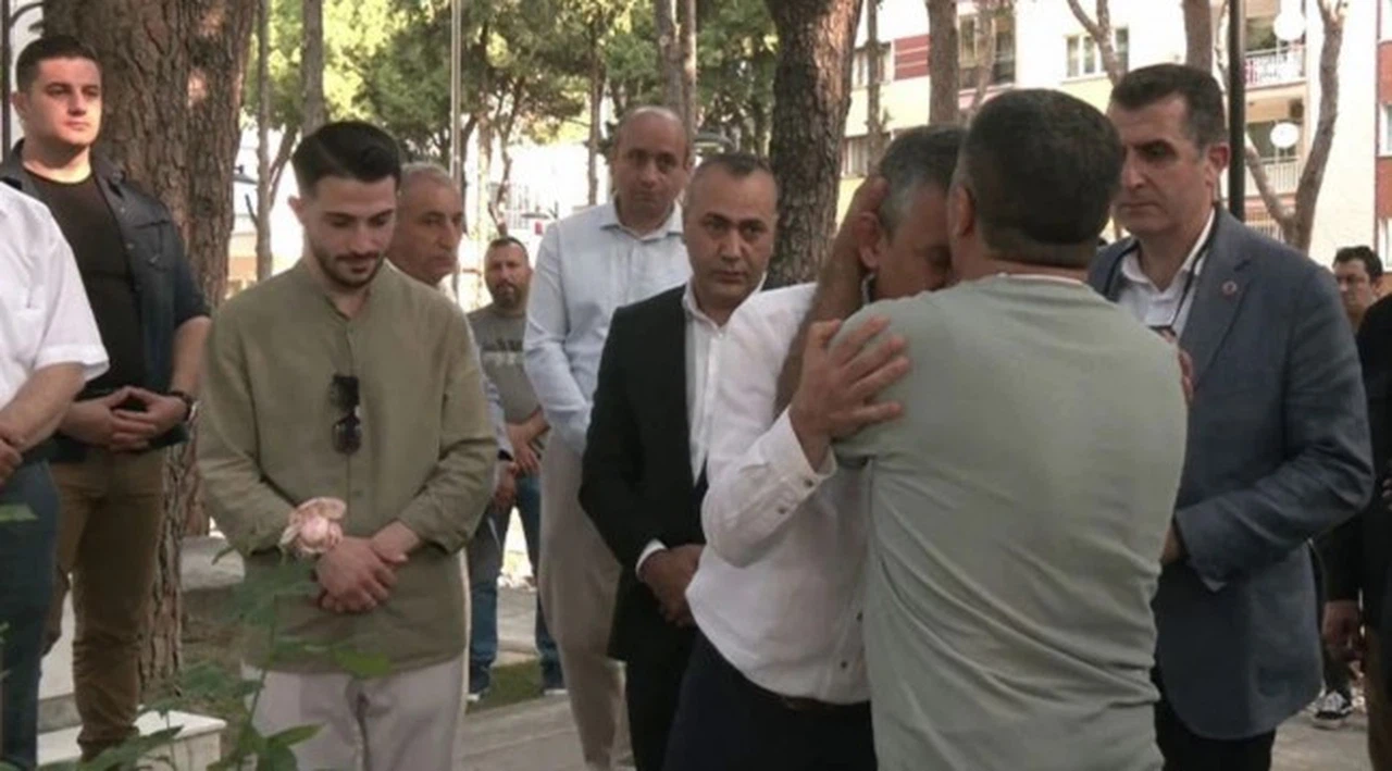 2 yıl önce protesto edilmişti: Şehit babası, Özgür Özel'i alnından öptü