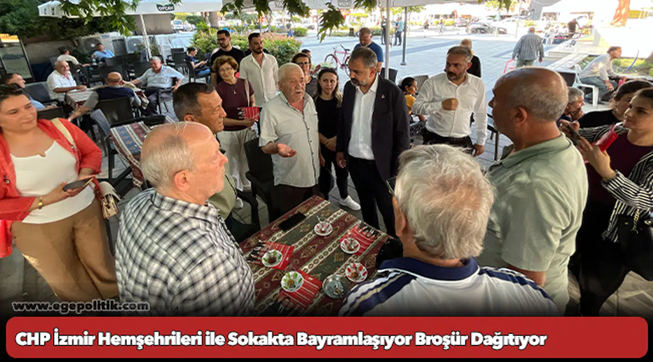 CHP İzmir Hemşehrileri ile Sokakta Bayramlaşıyor Broşür Dağıtıyor