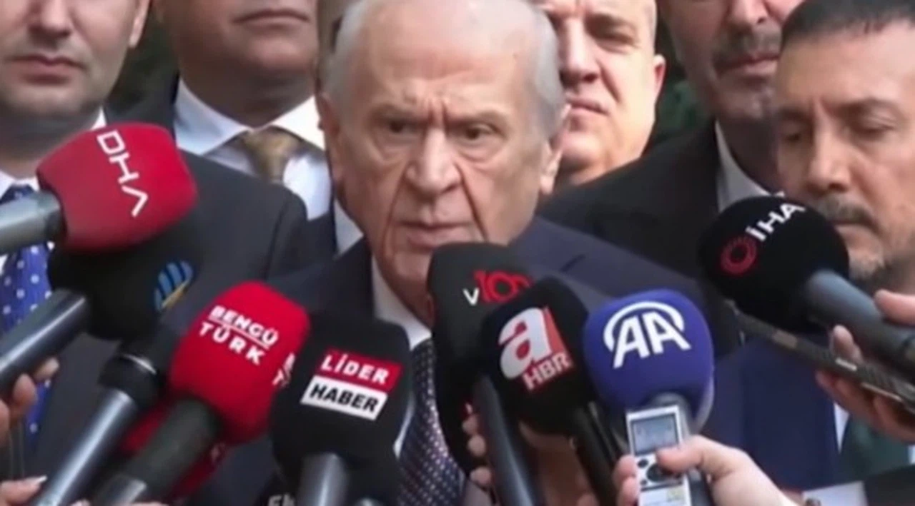 Devlet Bahçeli kameralar karşısına geçti... Dikkat çeken anayasa mesajı: Özgür Özel'e gönderme
