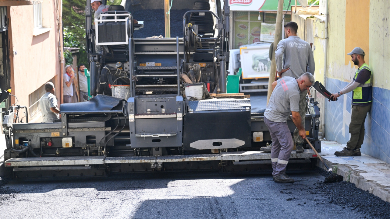Bornova’da belediyeye ait araçlara saldırı