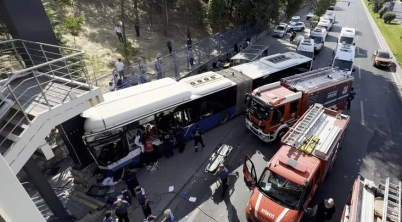 Ankara'da belediye otobüsü kaza yaptı: En az 20 yaralı var!