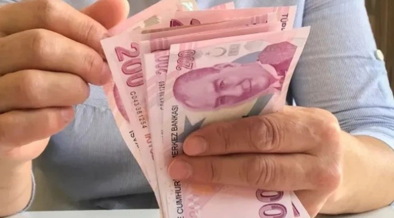 Emekli aylıklarını 16 bin 881 TL'ye çıkaran teklif kabul edildi