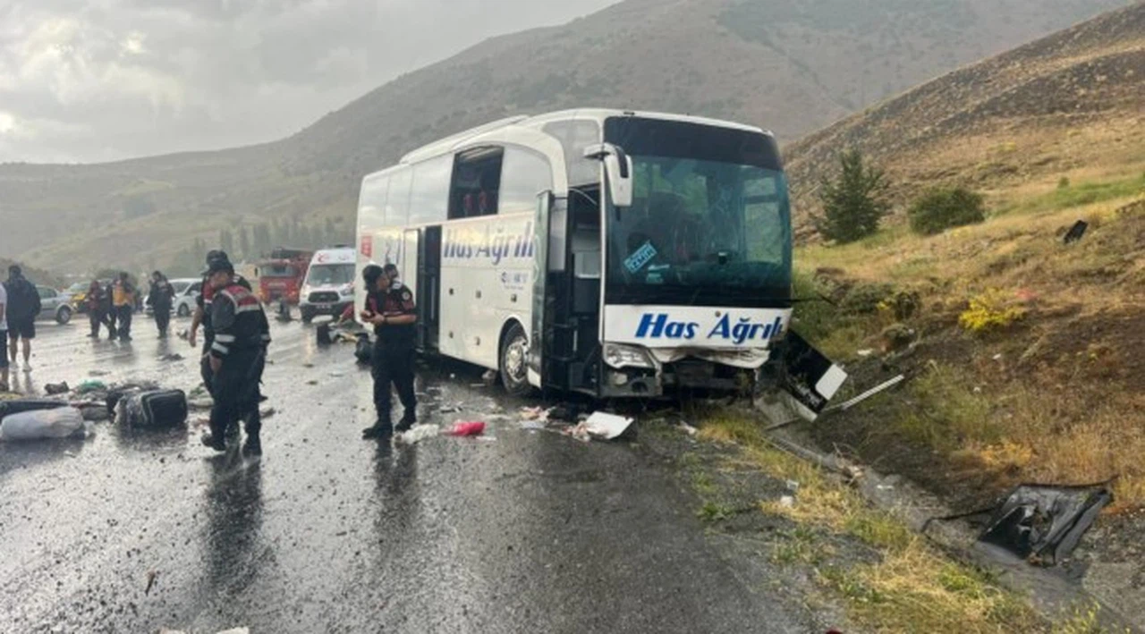 Sivas'ta yolcu otobüsü dağ yamacına çarptı