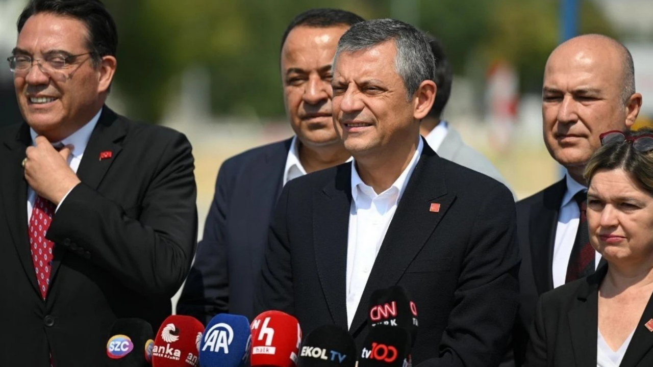 Özgür Özel'den komisyon öncesi kritik açıklama! Dikkat çeken Anayasa detayı: 'Cumhuriyet'in kolonlarına çivi çaktırmayız'