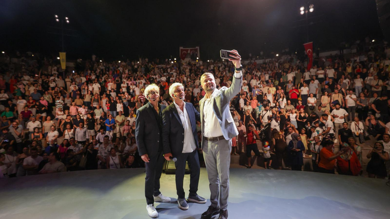 Buca'da Zeki & Metin Amfi Tiyatro'ya coşkulu açılış