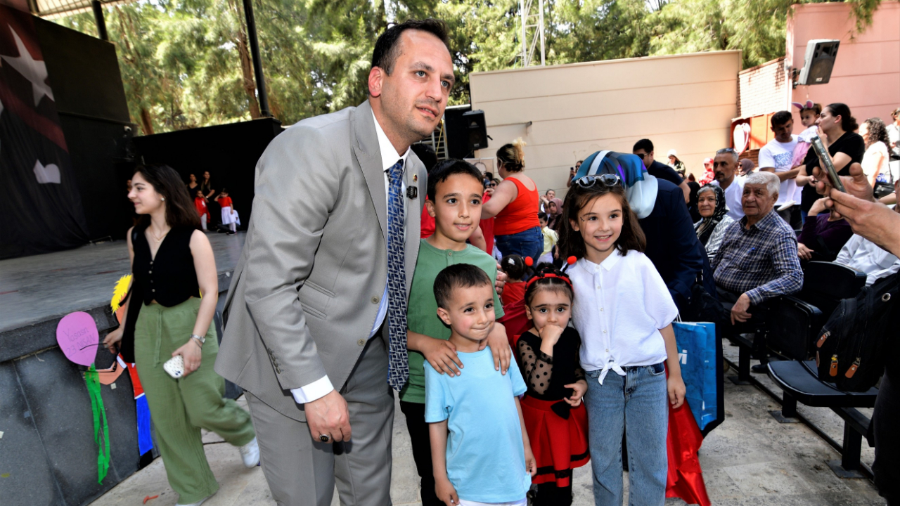 Bornova’da minik öğrencilere kırtasiye desteği