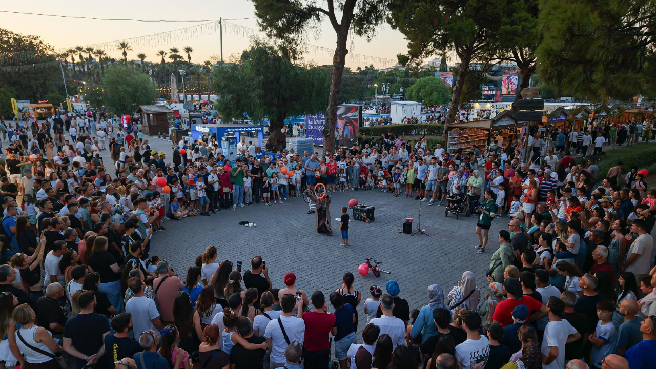 İzmir Enternasyonal Fuarı’nda uluslararası sokak gösterileri büyük ilgi görüyor