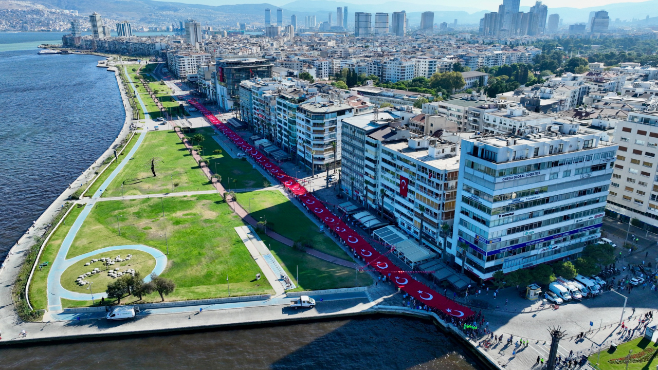 İzmir’de Geleneksel Zafer Yürüyüşü