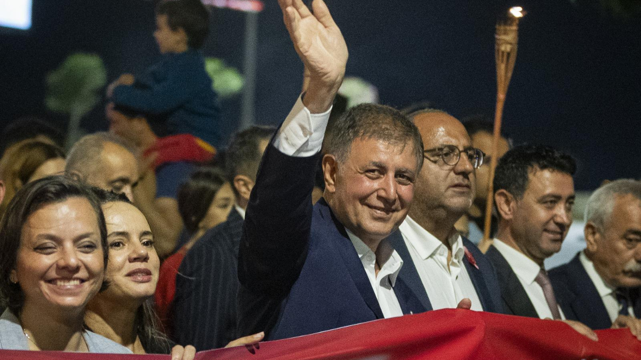 Şehitlere saygı için sessiz fener alayı İzmir Marşı sokaklarda yankılandı