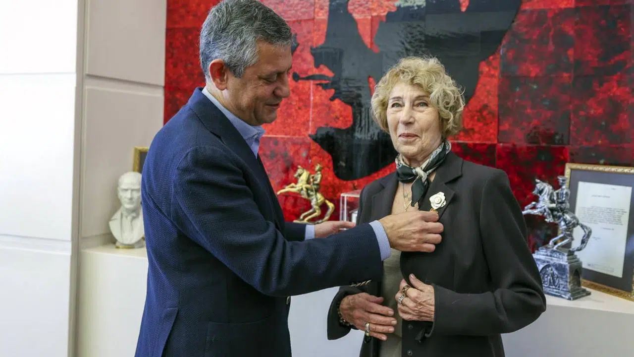 Ayşe Kulin, CHP saflarına katıldı