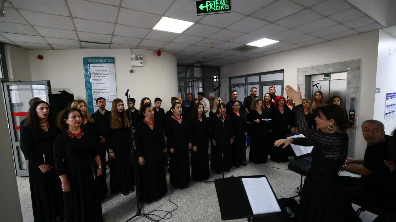 Başkan Onur Yiğit'ten personeli duygulandıran Cumhuriyet sürprizi