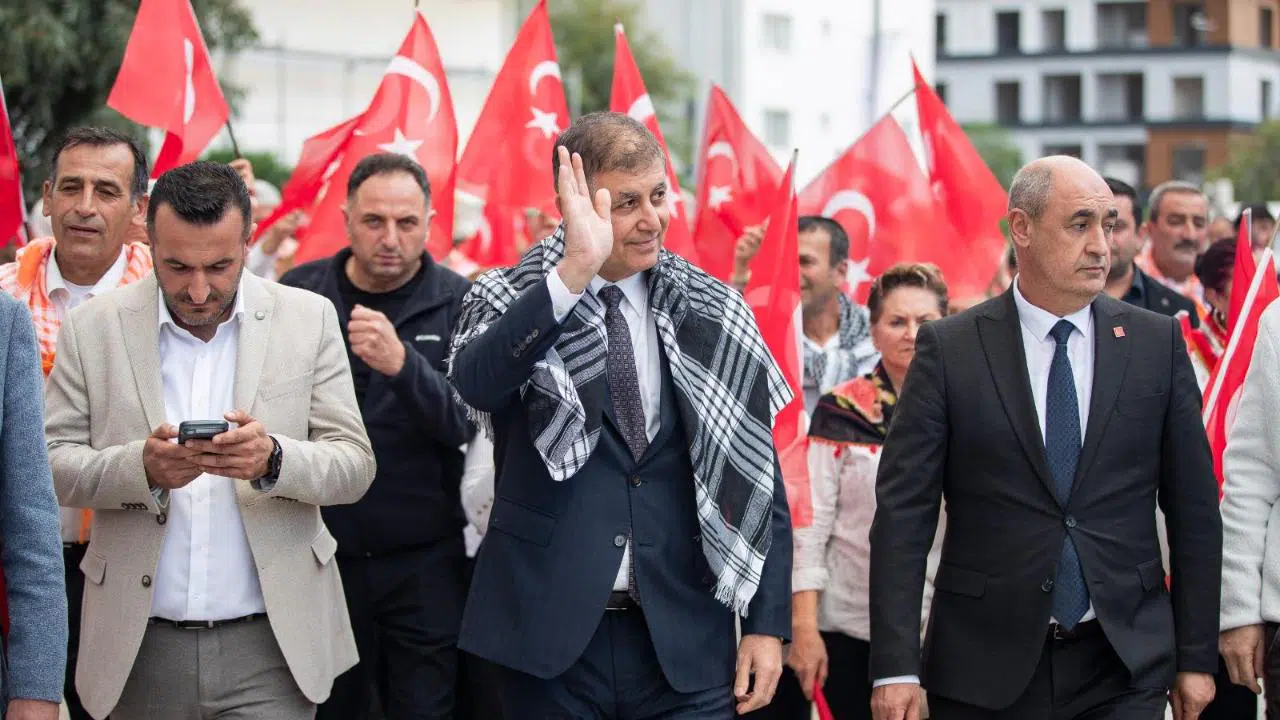 Başkan Tugay’dan 29 Ekim mesajı:  “Cumhuriyet, bir ülkenin küllerinden yeniden doğuşunda, karanlığa meydan okuyuşundadır”