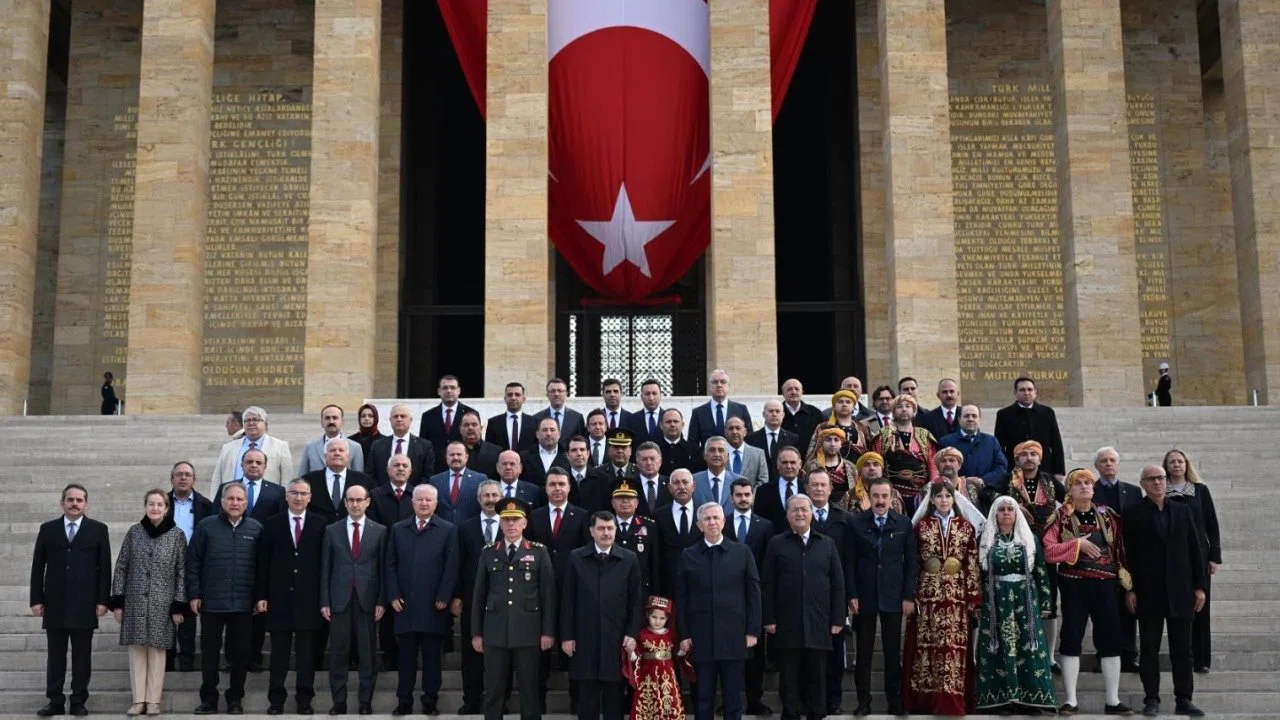 Başkent'ten Ata'ya saygı duruşu