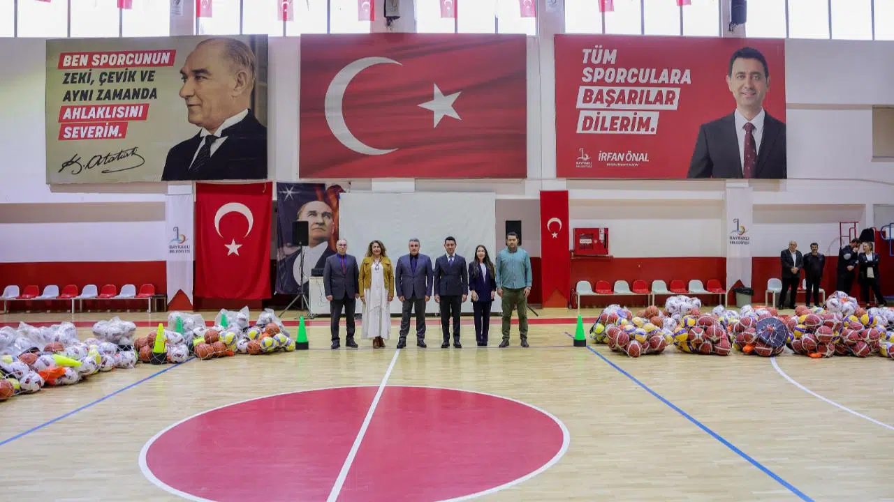 Bayraklı'daki Okullara Spor Malzemesi Desteği