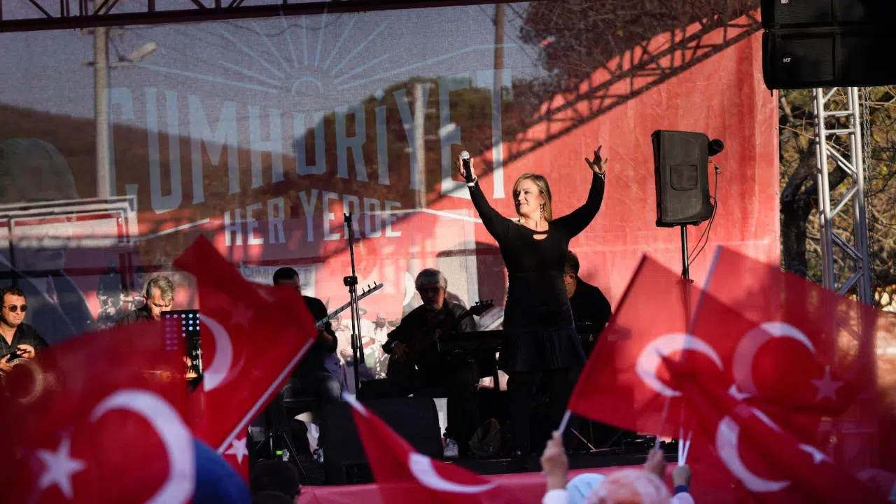 Bayram coşkusu İzmir’in dört bir yanında  “Cumhuriyet Her Yerde”