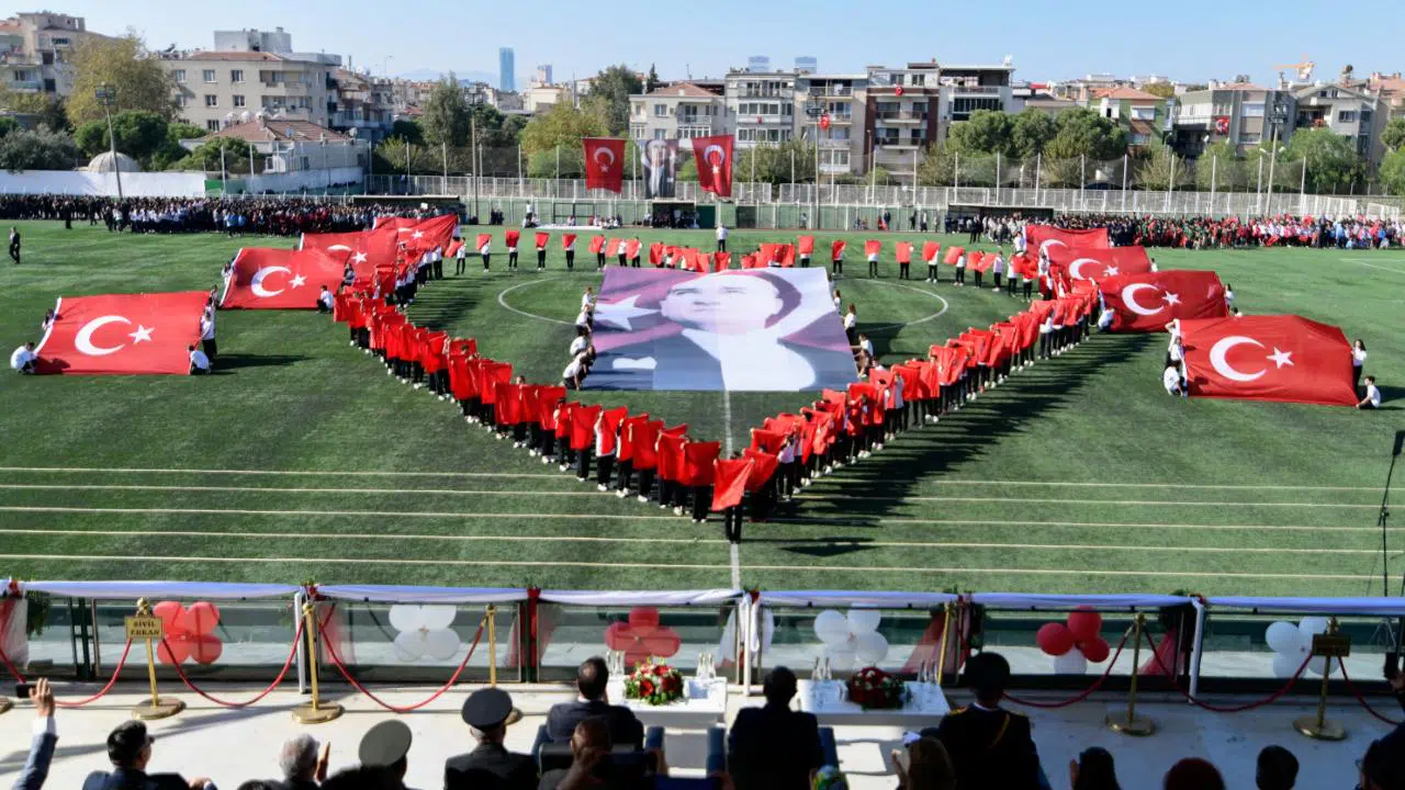 Bornova’da Cumhuriyet Bayramı’na coşkulu kutlama