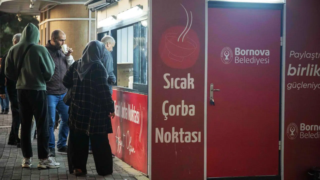 Bornova’da soğuk sabahlar sıcak çorbayla ısınıyor