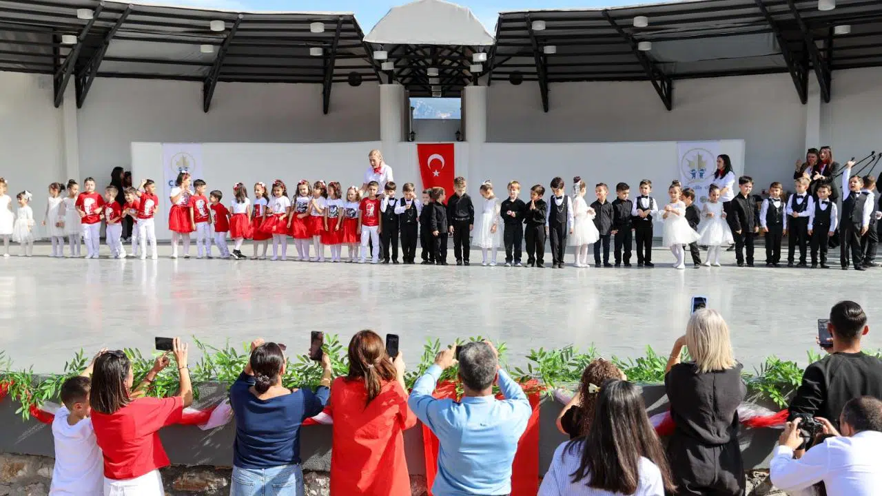 Bucalı miniklerden duygu dolu kutlama