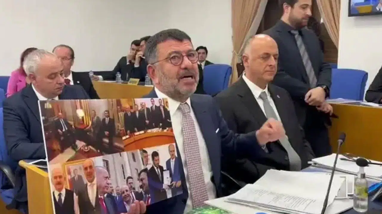 Bütçe komisyonunda tansiyon yükseldi: Veli Ağbaba Hüseyin Gün’ün AKP’lilerle fotoğrafını gösterdi