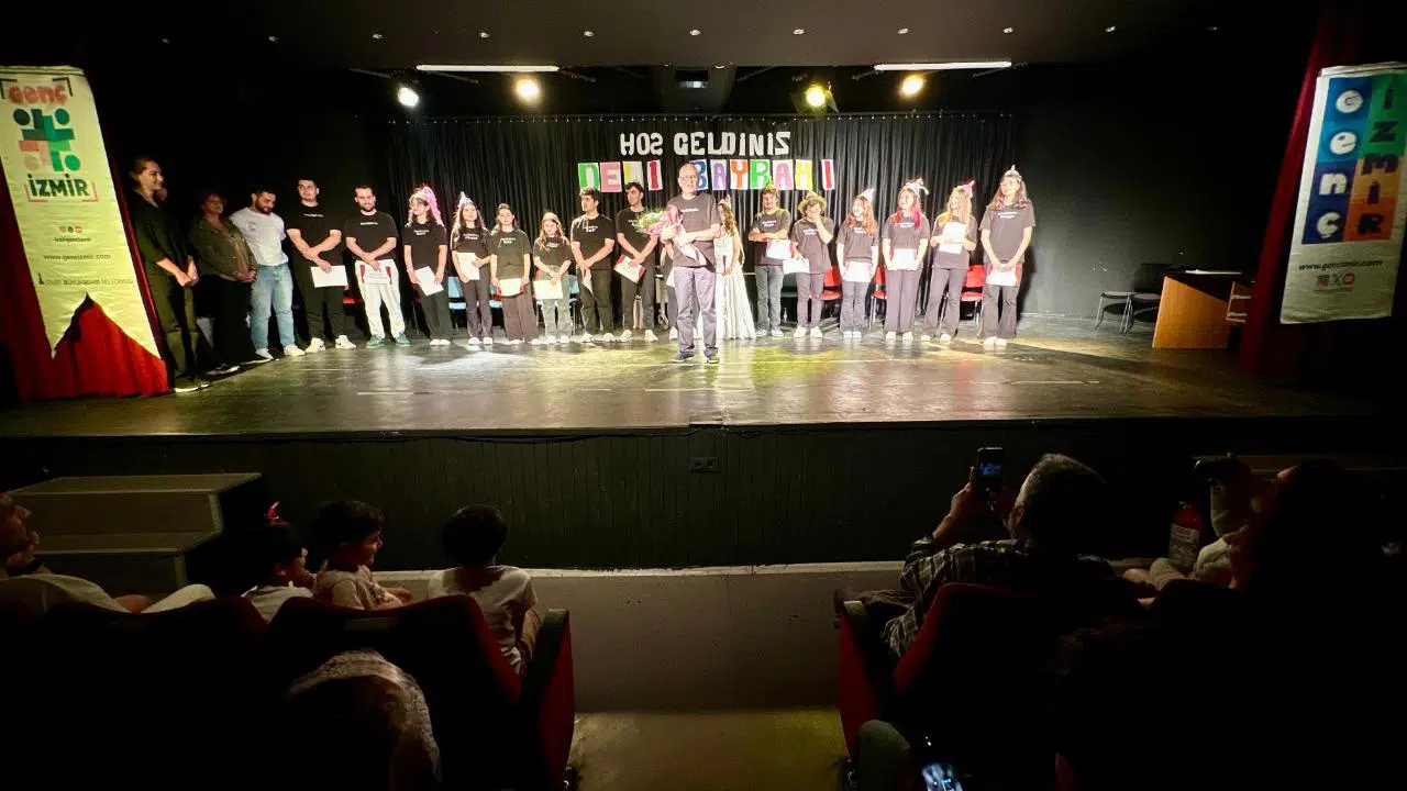 Genç İzmir’den tiyatroseverlere “Deli Bayramı” oyunu