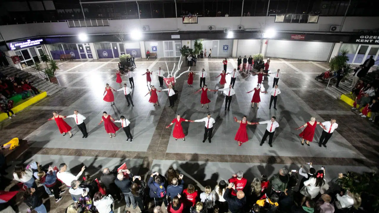 Güzelbahçe’de 102. Yıl coşkusu Kortej ve Konserle Kutlandı