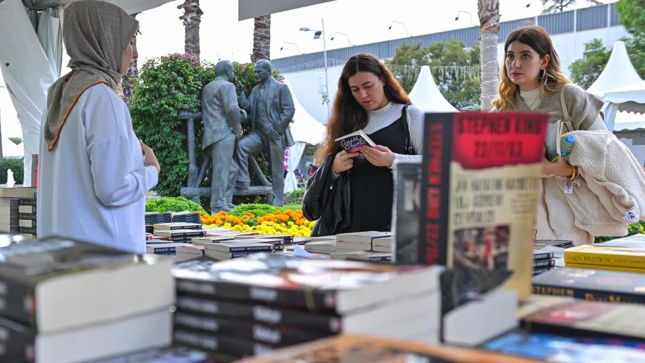 İZKİTAP’ta edebiyat şöleni sürüyor