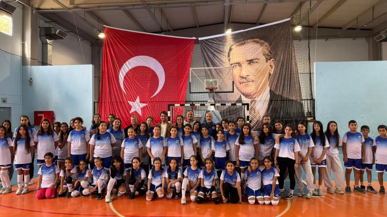 Kemalpaşa Belediyesi 1800 spor malzemesi dağıttı