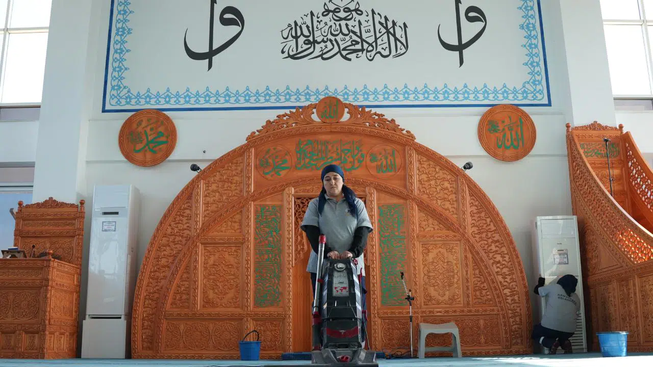Kemalpaşa'da ibadethaneler düzenli olarak temizleniyor