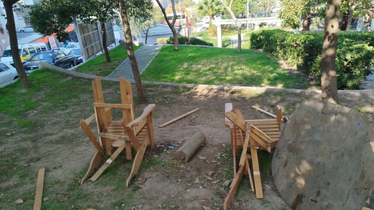Konak Belediyesi'nin baştan sona yenilediği parktaki banklar paramparça edildi