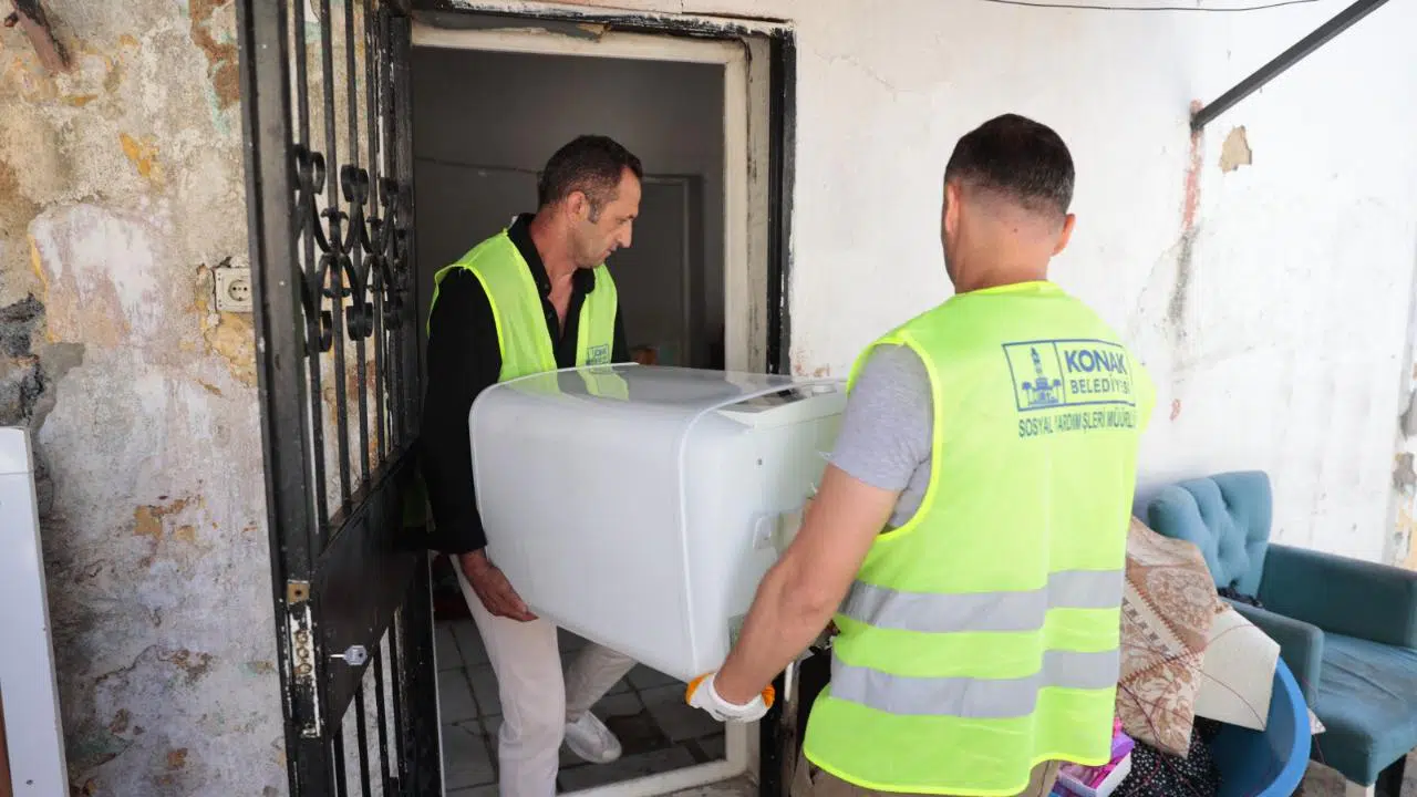 Konak’ta ‘Evden Eve Dayanışma’ devam ediyor