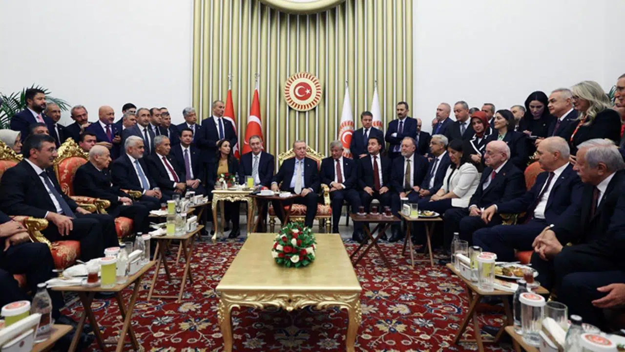 Resepsiyondaki fotoğrafa AK Parti'li isimden çarpıcı 'ittifak' yorumu! 'Yeni dönemin işareti...'