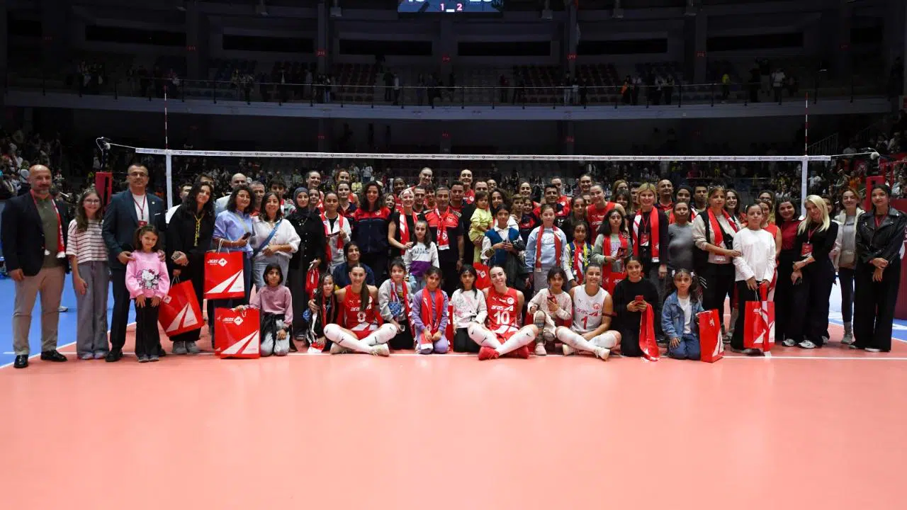 Voleybolun yıldızlarından İzmir İtfaiyesi’ne teşekkür