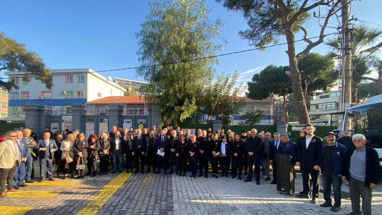 CHP İzmir Örgütleri 10 Kasım'da 30 İlçede Okul Önlerindeydi