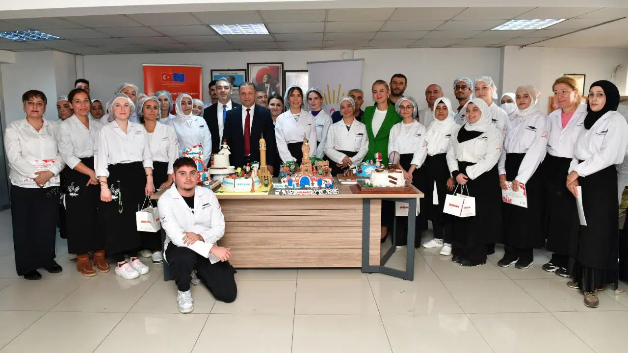 Çiğli’de İstihdama Tatlı Dokunuş: Pastacılık Kurslarının İlk Mezunları Sertifikalarını Aldı