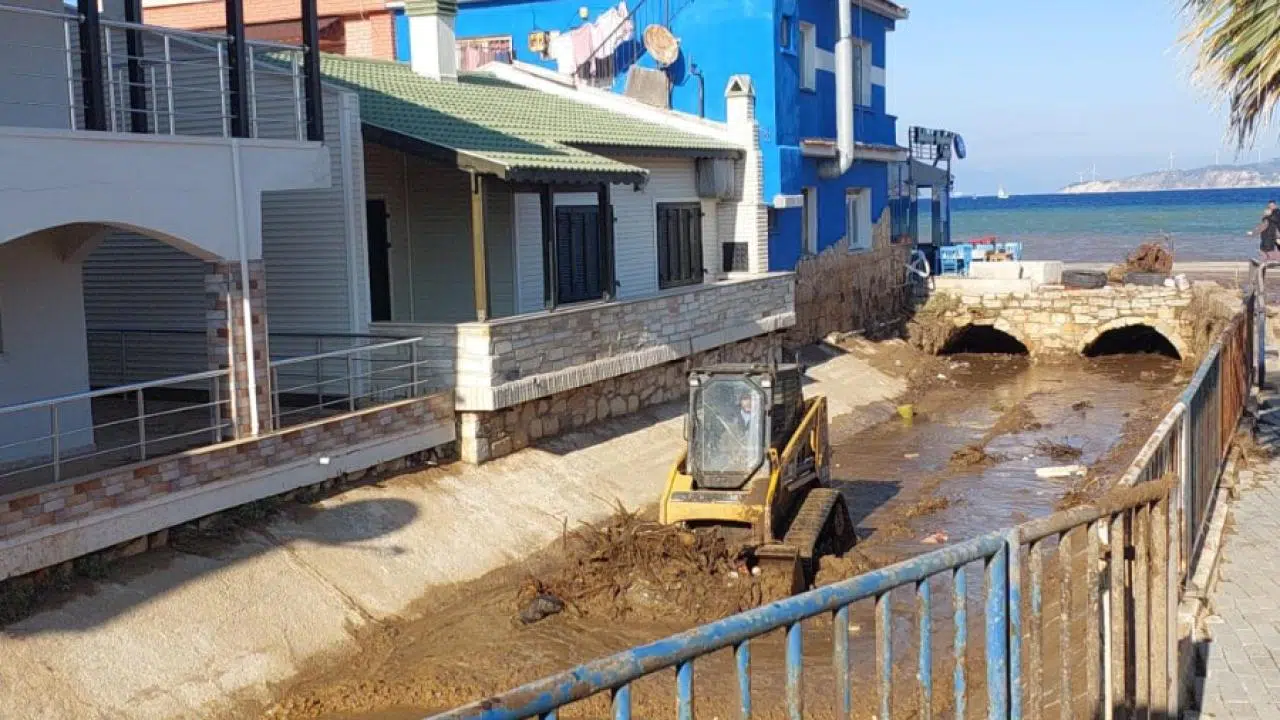 Foça’da rekor yağış sonrası dere temizliği ve alt yapı çalışmaları hız kazandı