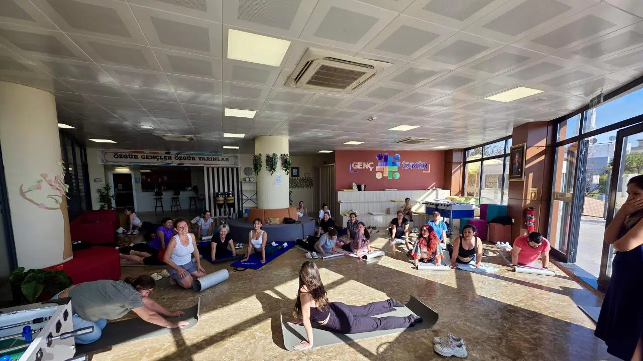 İzmirli gençler için yoga saati