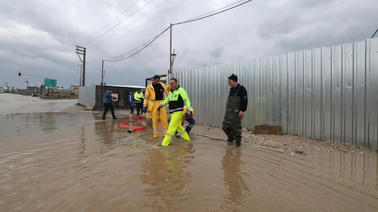 Karaburun, Çeşme ve Foça'da etkili olan yağışlar için ekipler seferber oldu