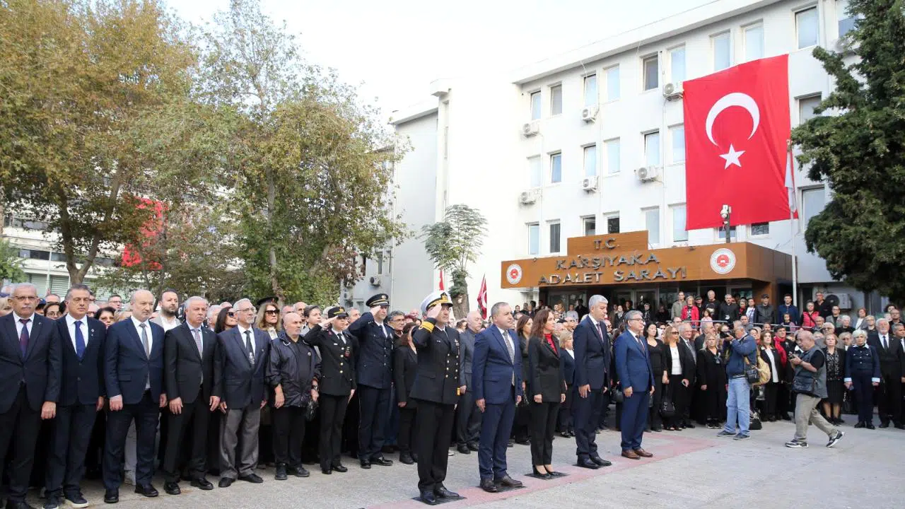 Karşıyaka tek yürek oldu, Ata’ya selam durdu!