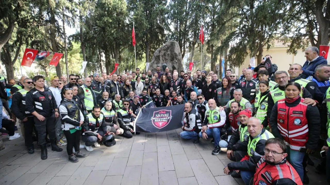 Karşıyaka tek yürek oldu, Ata’ya selam durdu!