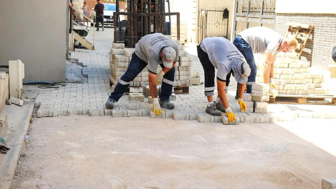 Karşıyaka’da yol bakım çalışmaları hız kesmiyor