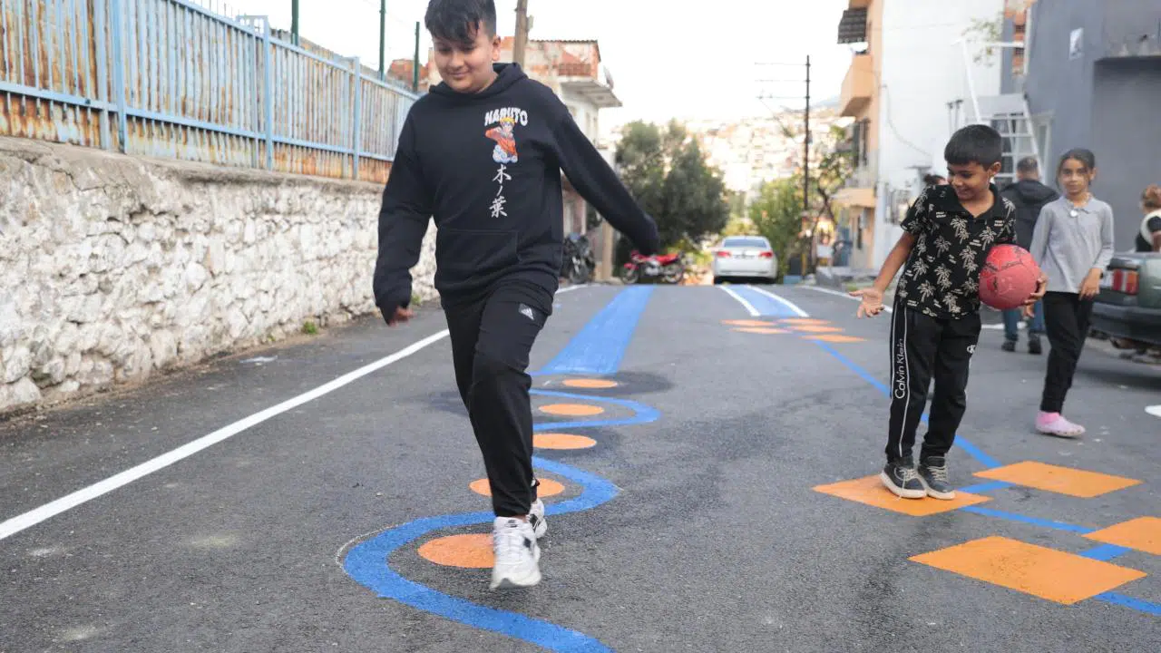 Konak’ta okul yolu renkli, çocuklar mutlu