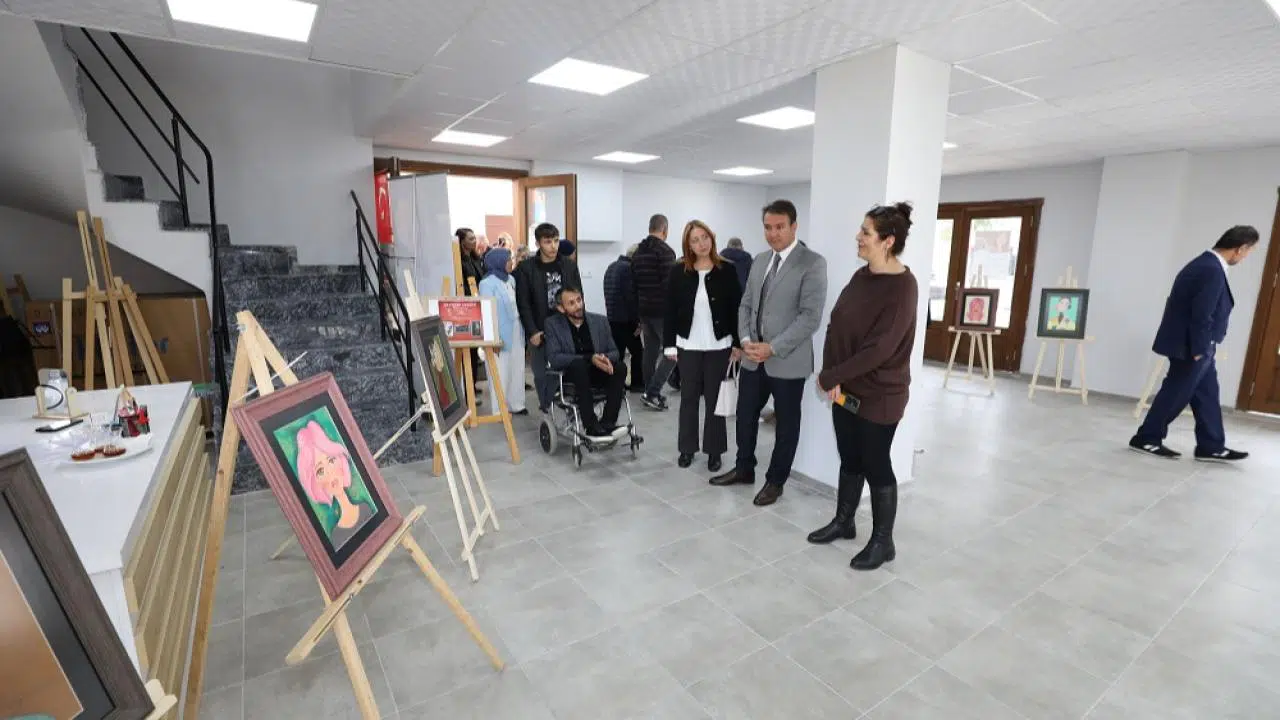 Menderes’te Otizmli Tuğcan’dan Resim Sergisi