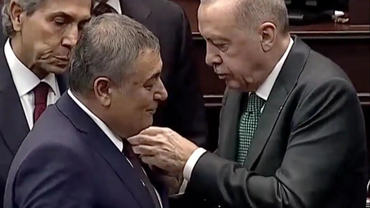 Rozetini Erdoğan'dan alarak AKP'ye katılan İsa Yıldırım tam 8 kez parti değiştirmiş!