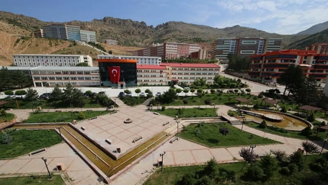 Üniversitede memur silahla rehin alındı