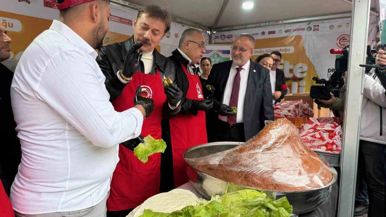 Bahçelievler’de çiğ köfte festivali: 5 ton çiğ köfte dağıtıldı