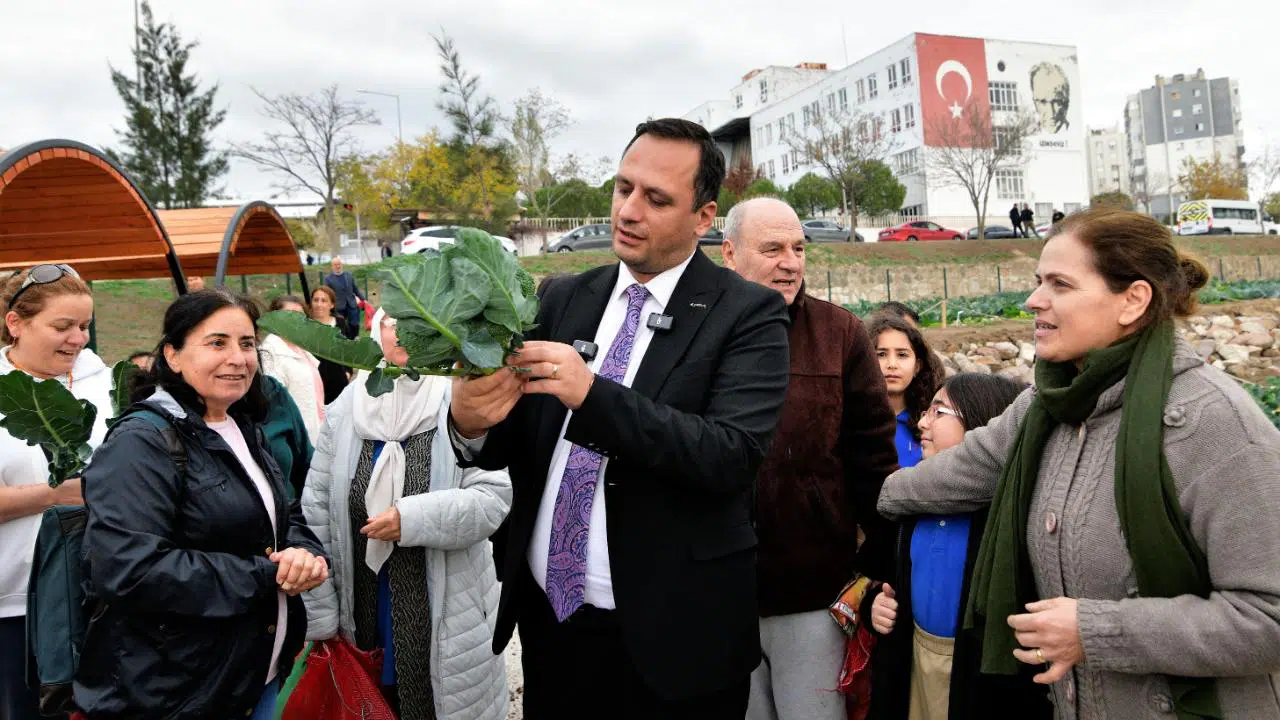 Bornova’da Kent Bostanlarında büyük hasat coşkusu