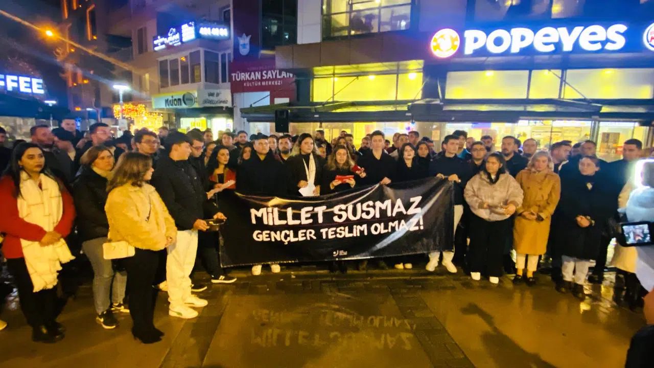 CHP'li Gençler Yağmur Altında Özgürlük İstedi