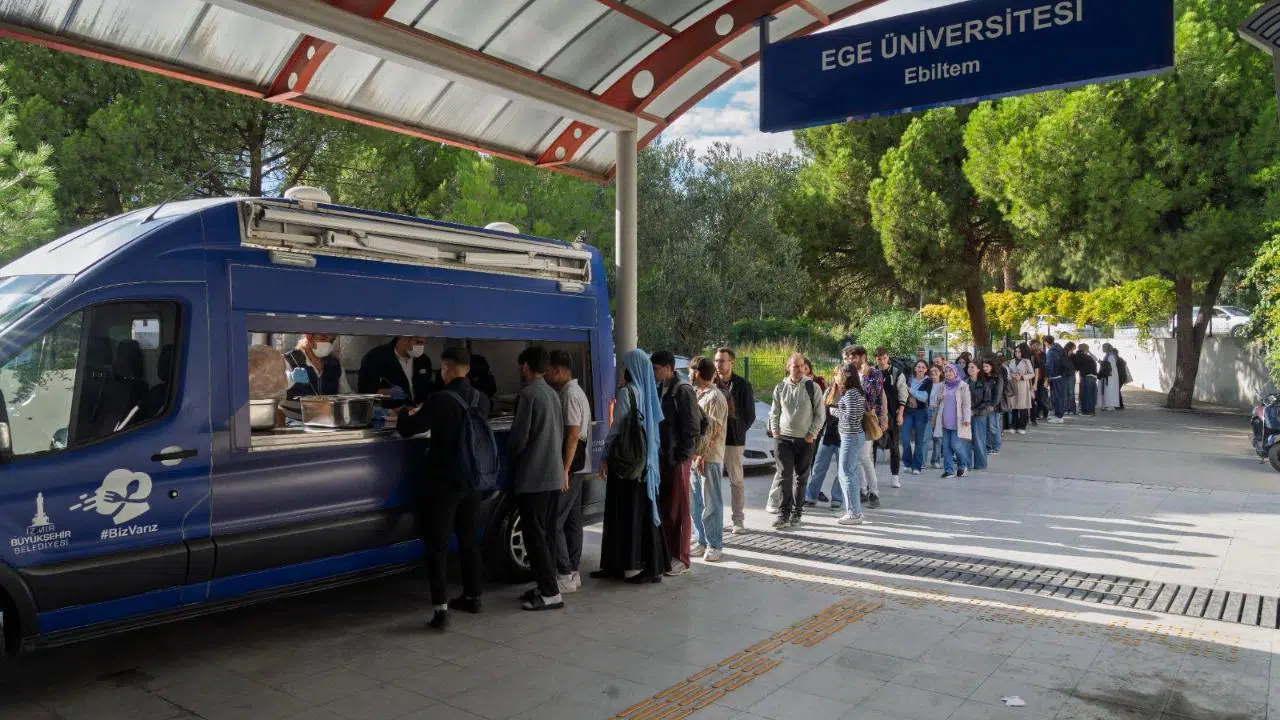 İzmir Büyükşehir öğrencinin yanında